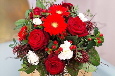 Lovely - Blumenstrauß in Rot und Weiß.jpg